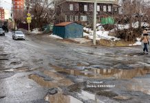 «На танке только можно выехать»: что происходит с дорогами в Томске