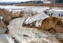 Земляная дамба разрушилась у Коммунального моста в Томске из-за разлива реки