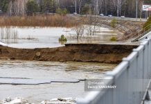 Размытую под мостом в Томске дорогу хотят временно отсыпать, а затем восстановить