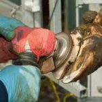 Основные способы обрезки и чистки копыт у коров — правильный уход для здоровья животных и повышения продуктивности