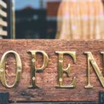 Где можно использовать наружные вывески: от магазинов до кафе