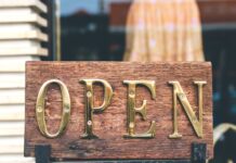 Где можно использовать наружные вывески: от магазинов до кафе