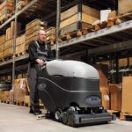 Клининг складского помещения: особенности уборки склада,  стоимость услуги и выбор компании