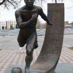 Памятник футболисту