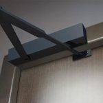 Дверные доводчики — виды, устройство и монтаж